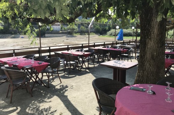 Restaurant en bord de lac avec une grande terrasse ombragée l'été Villers-le-Lac