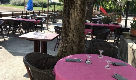 Terrasse ombragée de votre hôtel-restaurant Villers-le-Lac